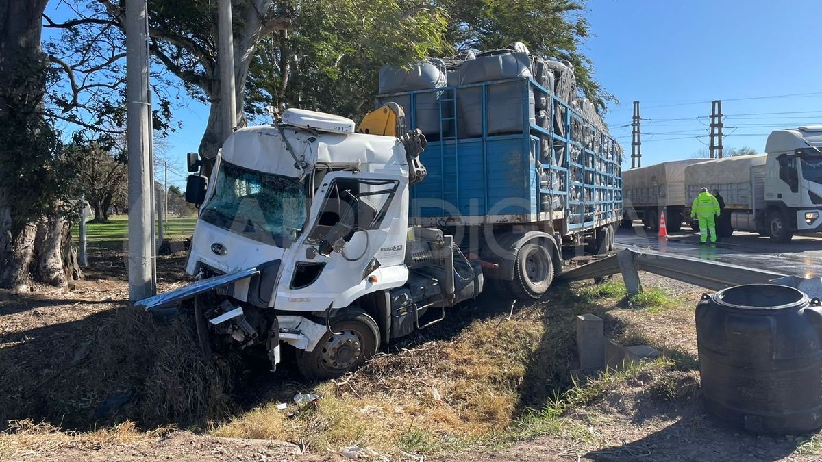 El accidente ocurrió este jueves a la altura del Complejo Deportivo Casa Sol de ruta nacional 19 y fue protagonizado por un camión que trasladaba tanques de agua. 