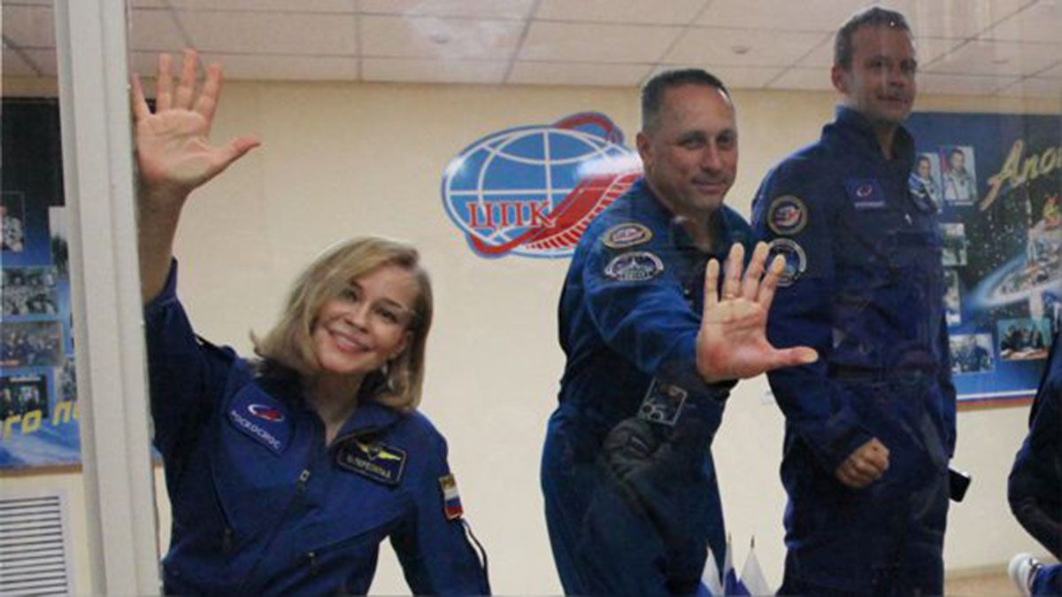 Foto entregada por Roscosmos de la tripulación que llegó este martes a la EEI.