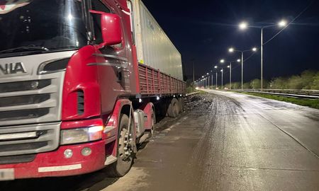 Un camión se despistó en la Circunvalación Oeste y complicó el tránsito. Un camión se despistó en la Circunvalación Oeste y complicó el tránsito.