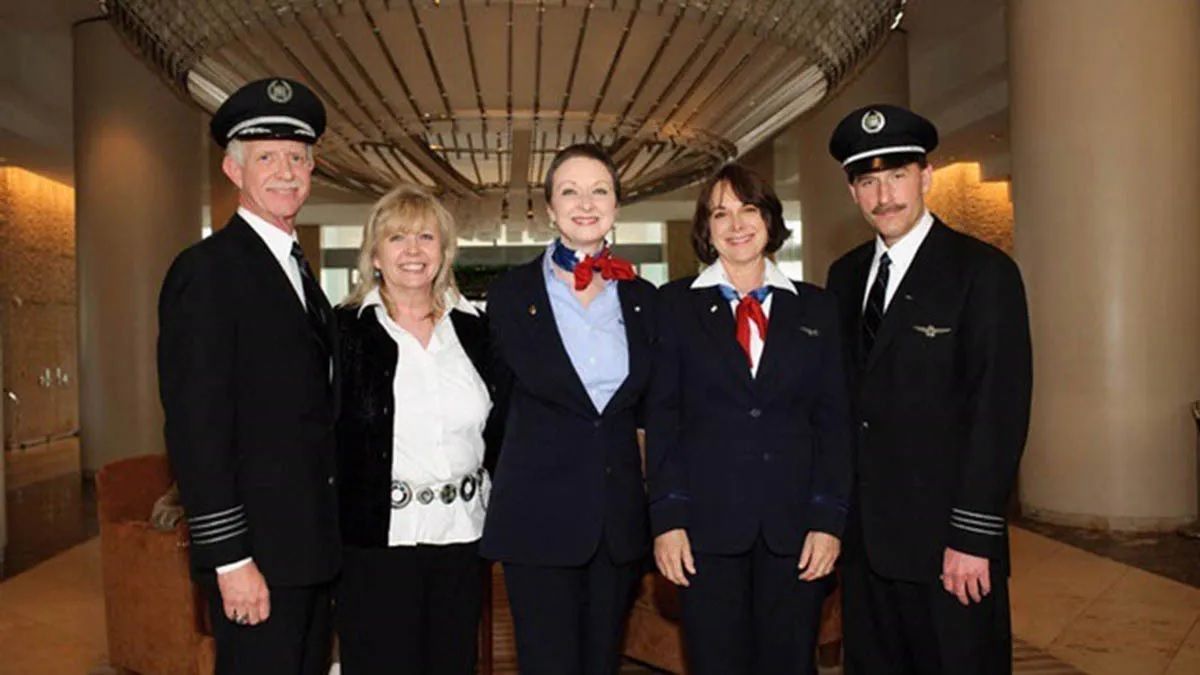 Esta es la tripulación completa del vuelo 1549: desde la izquierda, el capitán Chesley Sullenberger, las TCP (Tripulantes de Cabina de Pasajeros, o azafatas) Doreen Welsh –quien sufrió una fractura en una pierna en el acuatizaje–, Donna Dent y Sheila Dail, y el primer oficial Jeffrey Skiles. Esta es la tripulación completa del vuelo 1549: desde la izquierda, el capitán Chesley Sullenberger, las TCP (Tripulantes de Cabina de Pasajeros, o azafatas) Doreen Welsh –quien sufrió una fractura en una pierna en el acuatizaje–, Donna Dent y Sheila Dail, y el primer oficial Jeffrey Skiles.