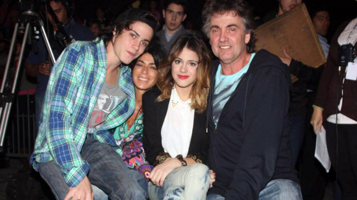 Alejandro Stoessel junto a su familia