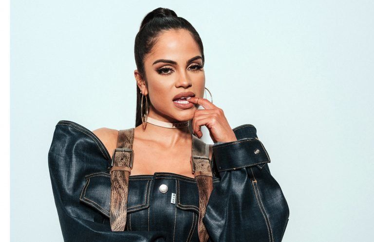 El video hot de Natti Natasha bailando bachata con un vestuario transparente