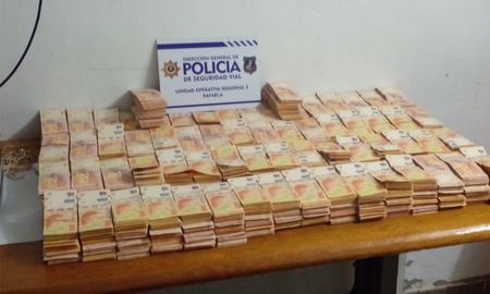 El dinero iba escondido en dos cajas de cartón. El dinero iba escondido en dos cajas de cartón.