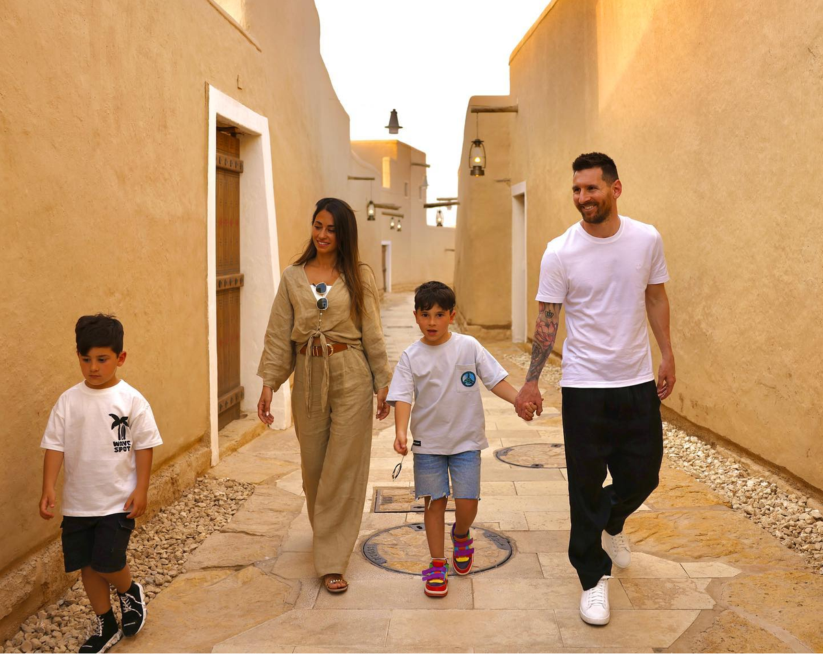 Lionel Messi&nbsp;y su familia aterrizaron&nbsp;en&nbsp;Arabia Saudita&nbsp;para explorar sus lugares turísticos.