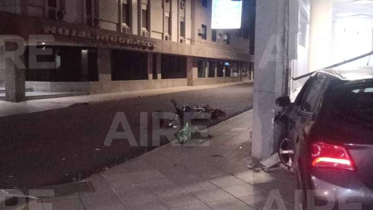 El hecho ocurrió pasada la 1 de la madrugada de este jueves. Las imagenes fueron enviadas por un seguidor de AIRE tras el accidente. El hecho ocurrió pasada la 1 de la madrugada de este jueves. Las imagenes fueron enviadas por un seguidor de AIRE tras el accidente. 