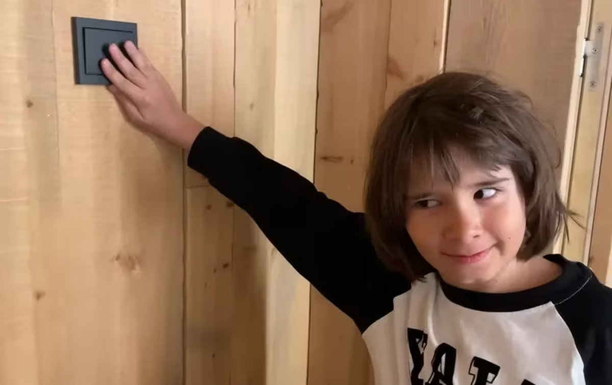 El nene contó como es el baño del "Hincha". "Tocas un botón y se abre una compuerta", se lo escucha decir al nene. “Es muy bonito. Yo creo que a Messi le gusta lo moderno”, agregó.