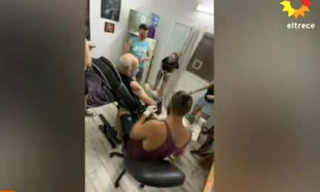 La emoción de un abuelo que se hizo el mismo tatuaje que sus cinco nietos: Él es nuestro guía La emoción de un abuelo que se hizo el mismo tatuaje que sus cinco nietos: Él es nuestro guía