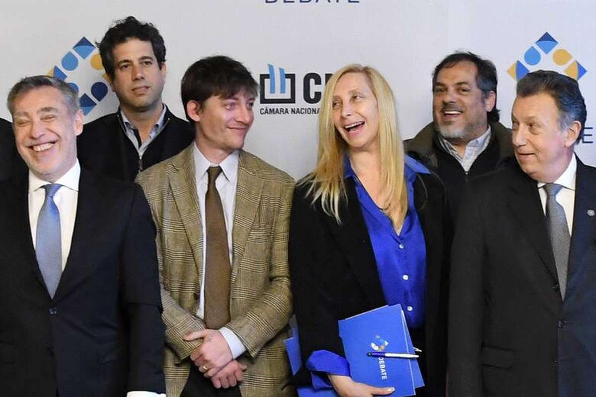 Javier Milei considera al asesor Santiago Caputo como uno de los arquitectos detrás de su triunfo. Javier Milei considera al asesor Santiago Caputo como uno de los arquitectos detrás de su triunfo.