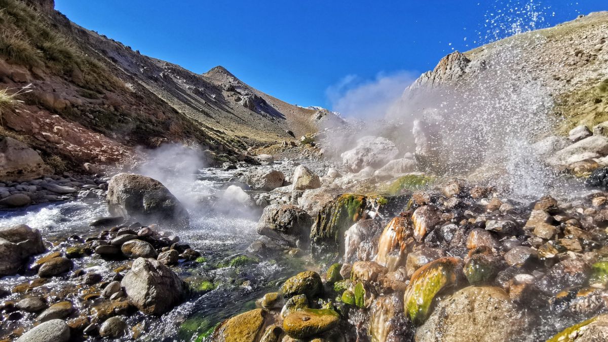 Los géiseres de Los Tachos se alimentan del calor residual del volcán Domuyo