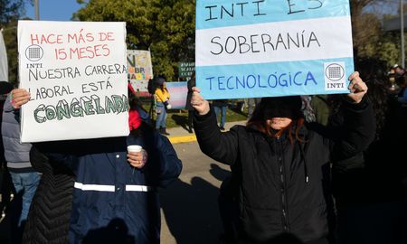 Trabajadores del INTI piden a los senadores que deroguen el decreto del Gobierno nacional. Trabajadores del INTI piden a los senadores que deroguen el decreto del Gobierno nacional.