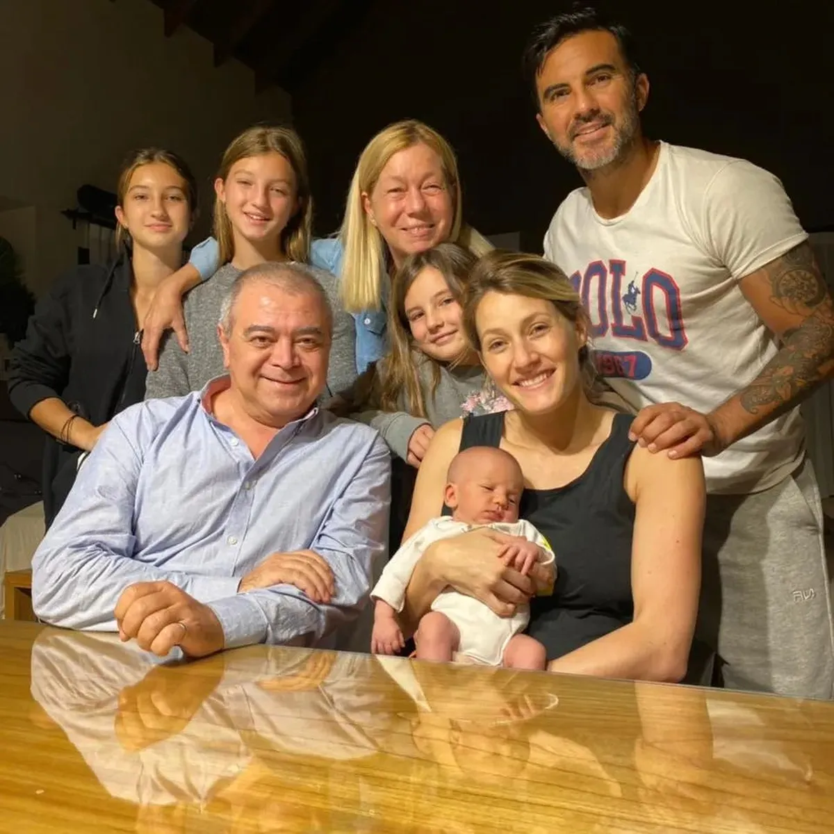 La mamá de Nicole Neumann, Claudia, junto a Fabián Cubero, Mica Viciconte, el bebé Luca y sus tres nietas.