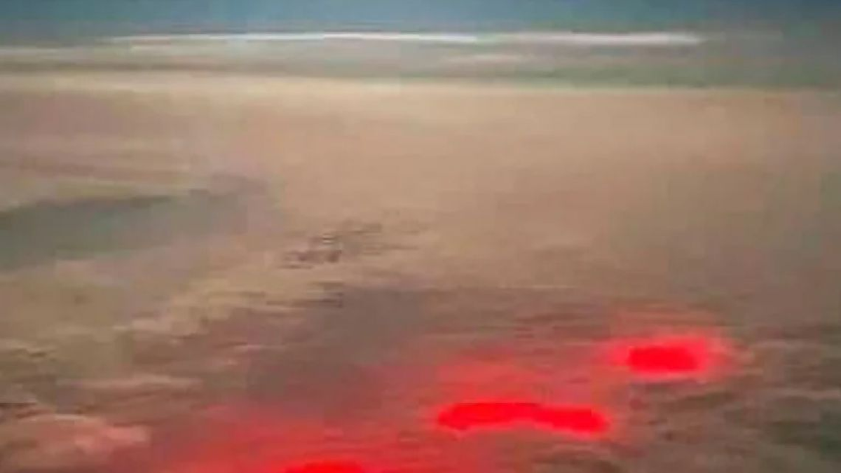 Un piloto de avión grabó un temible resplandor rojo sobre el océano Atlántico: Nunca había visto nada parecido