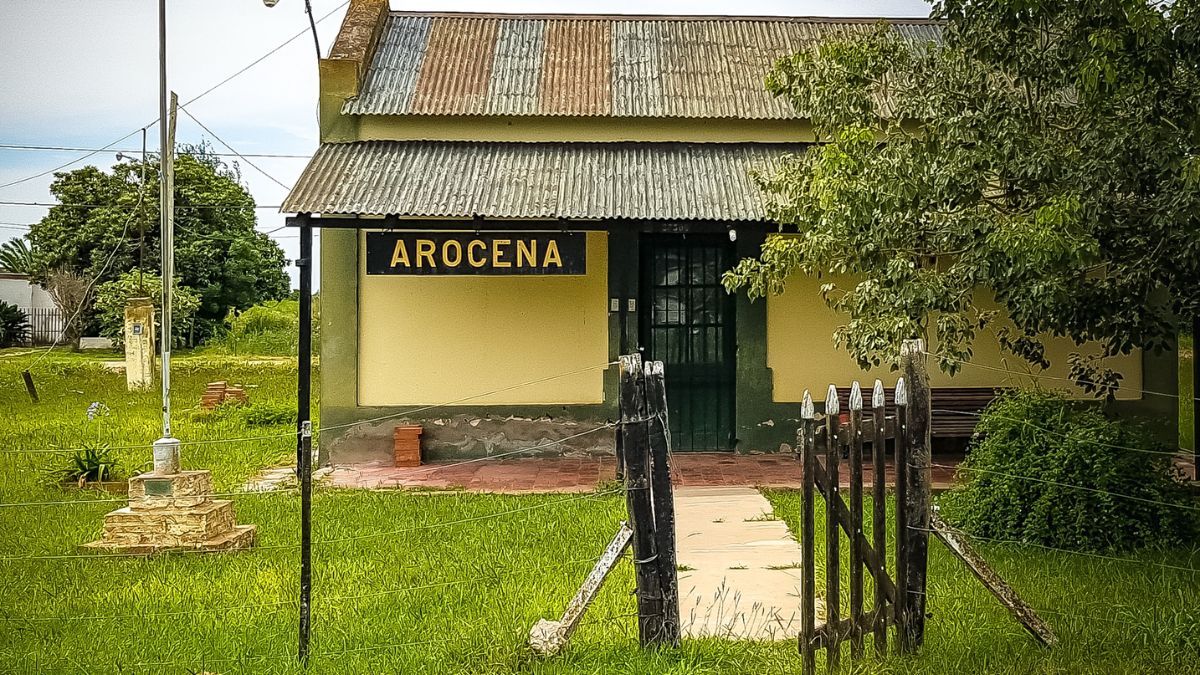Arocena es una localidad y comuna ubicada en el departamento San Jerónimo. Arocena es una localidad y comuna ubicada en el departamento San Jerónimo.