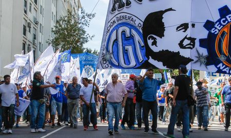 Se trata de la primera manifestación de las centrales obreras en el gobierno del Frente de Todos. Se trata de la primera manifestación de las centrales obreras en el gobierno del Frente de Todos.