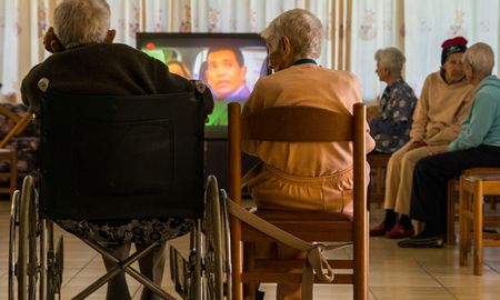 Verónica y su familia piden celeridad a la justicia para que los adultos que se hospedan en el nosocomio no sufran como lo hizo su madre. Verónica y su familia piden celeridad a la justicia para que los adultos que se hospedan en el nosocomio no sufran como lo hizo su madre.
