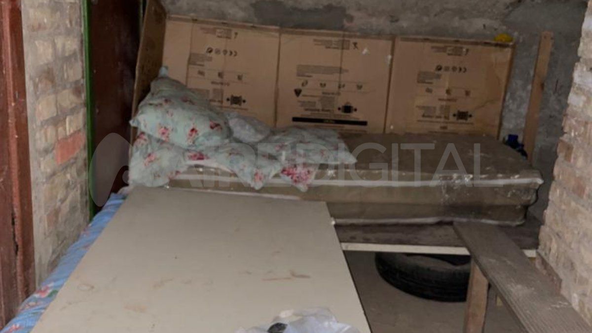 El temor latente a la muerte se respira en el aire de la pequeña habitación en el subsuelo.