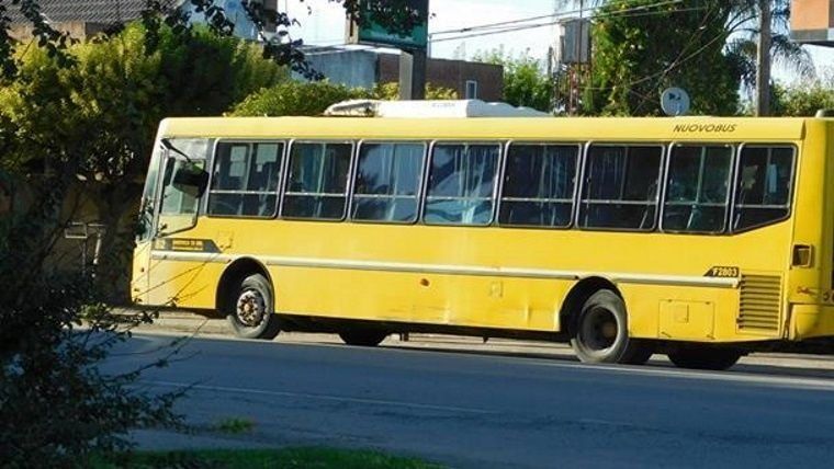 Reventó neumático de colectivo que reemplaza a Monticas y hubo temor