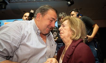 El conmovedor abrazo de Poletti y su madre tras ser electo como intendente en Santa Fe El conmovedor abrazo de Poletti y su madre tras ser electo como intendente en Santa Fe