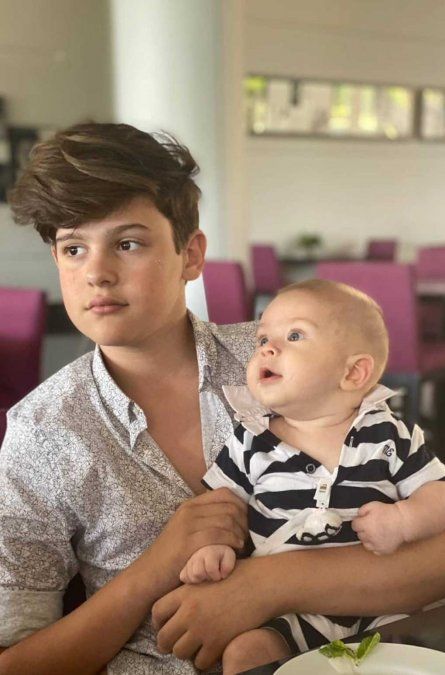 Bautista Vicuña junto a su hermanito Amancio.