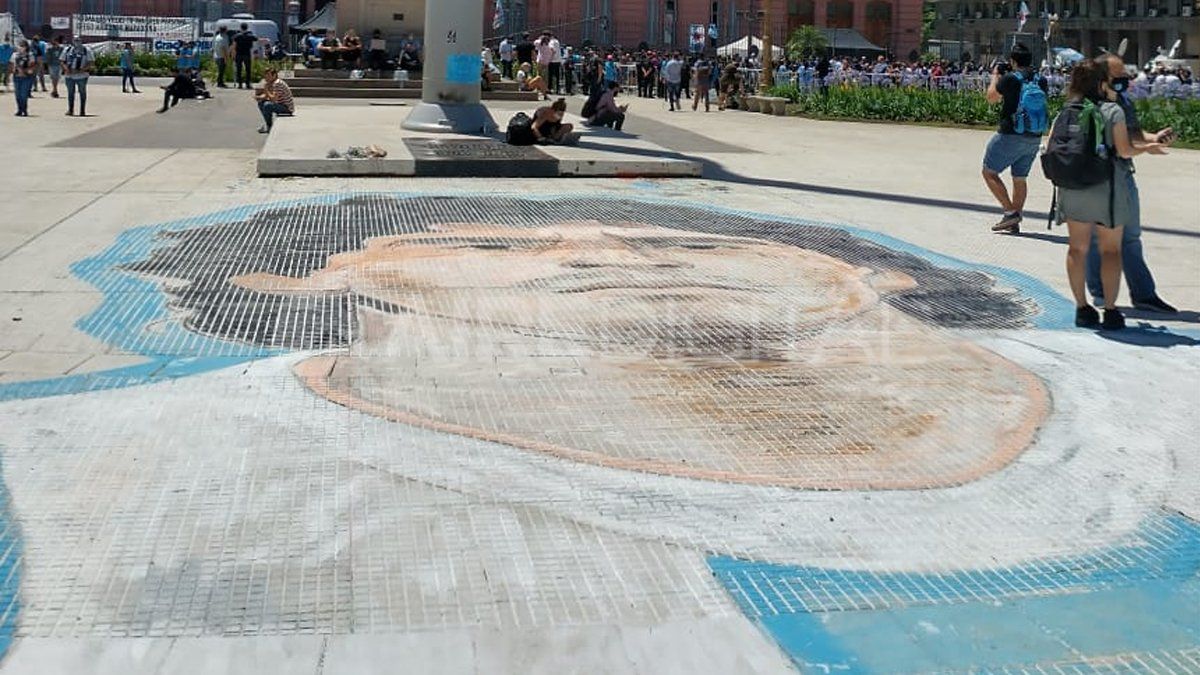 La cara de Maradona quedó plasmado en el piso de Plaza de Mayo.