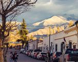 La mítica Cuesta del Obispo conecta la capital salteña con el pueblo de Cachi, ascendiendo entre cardones y formaciones geológicas que desafían a los conductores. La mítica Cuesta del Obispo conecta la capital salteña con el pueblo de Cachi, ascendiendo entre cardones y formaciones geológicas que desafían a los conductores.