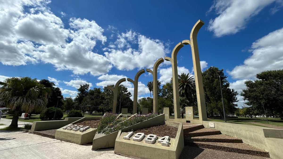 El Portal del Centenario de Humberto Primo representa el crecimiento de la colonia desde su fundación en 1884, marcando el ingreso a una de las localidades más pintorescas de la cuenca lechera. El Portal del Centenario de Humberto Primo representa el crecimiento de la colonia desde su fundación en 1884, marcando el ingreso a una de las localidades más pintorescas de la cuenca lechera.