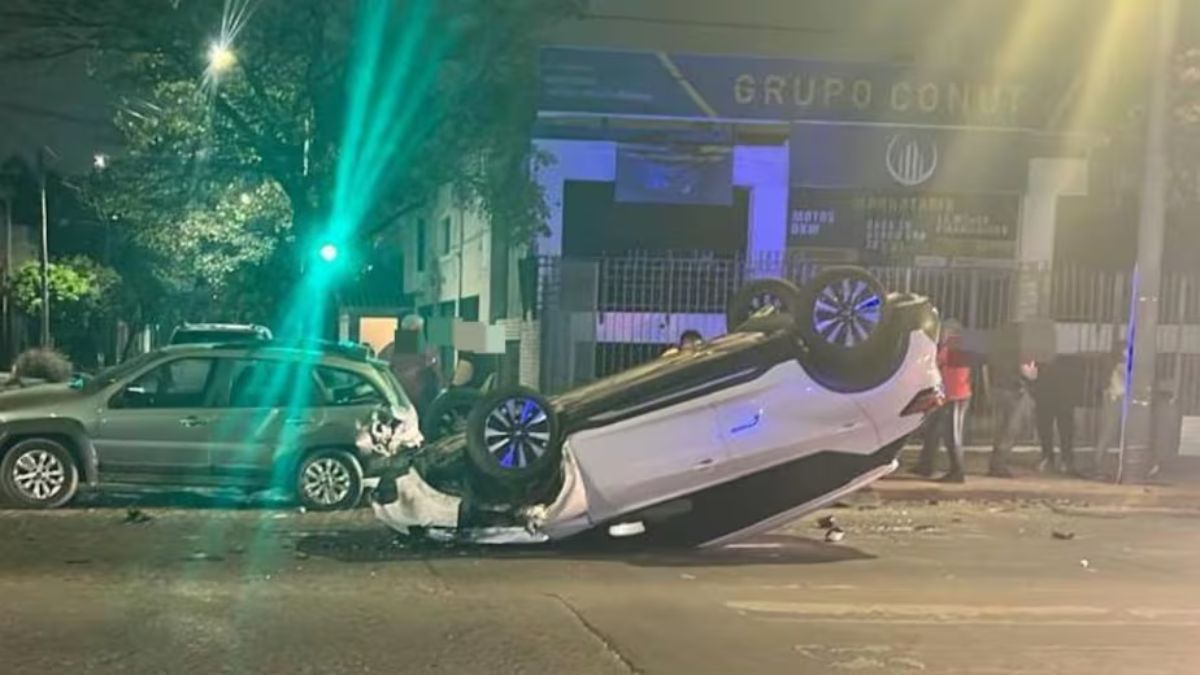 El Nissan Kicks volcó tras impactar contra un auto estacionado durante la madrugada.