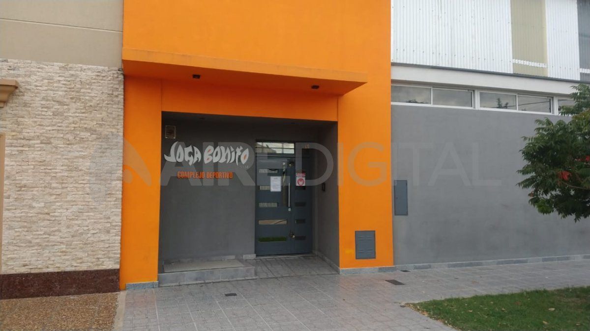 Al menos dos delincuentes ingresaron al Fútbo 5 Joga Bonito en barrio Sargento Cabral y lo desvalijaron por completo.&nbsp;