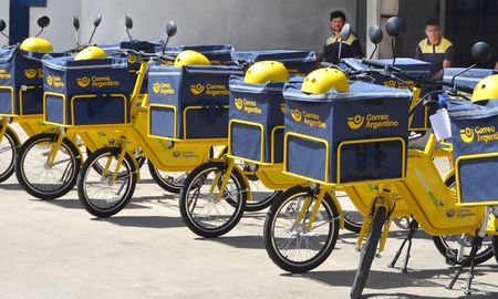 Foecyt Santa Fe recibió vehículos sustentables para la entrega de paquetería. Foecyt Santa Fe recibió vehículos sustentables para la entrega de paquetería.
