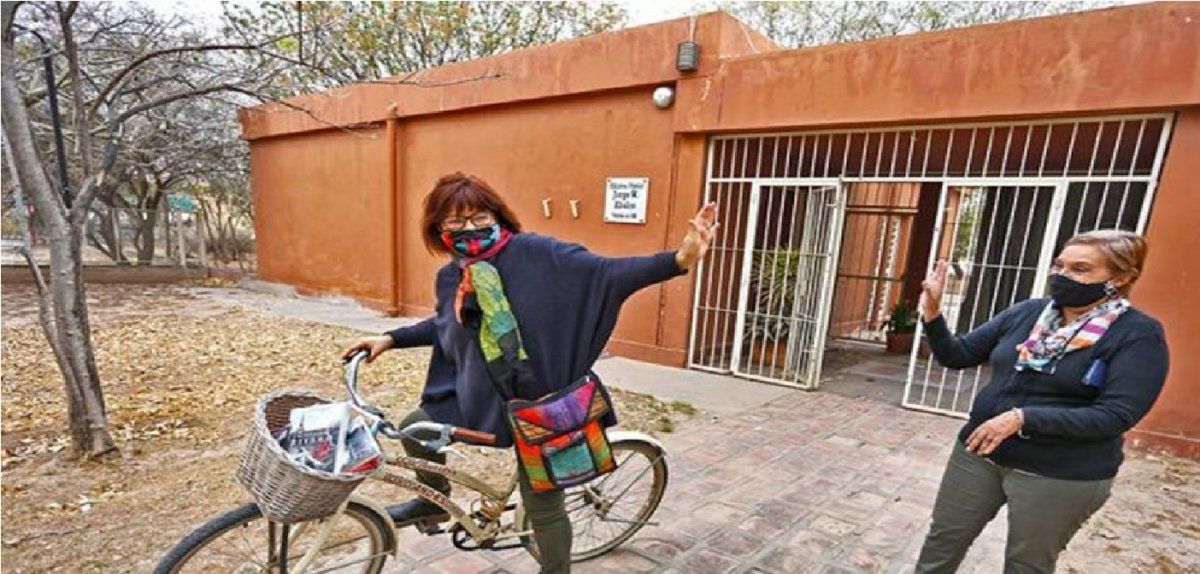 Una bicibiblioteca entrega libros durante la pandemia