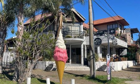 Los delincuentes ingresaron a la heladería tradicional de la Costanera durante la madrugada y se llevaron tortas heladas y electrodomésticos. Los delincuentes ingresaron a la heladería tradicional de la Costanera durante la madrugada y se llevaron tortas heladas y electrodomésticos.