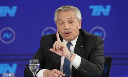 El presidente Alberto Fernández exhortó a la dirigencia opositora a “que cesen las expresiones provocativas y violentas y permitan que todos los actores se expresen responsablemente para garantizar la paz social”. El presidente Alberto Fernández exhortó a la dirigencia opositora a “que cesen las expresiones provocativas y violentas y permitan que todos los actores se expresen responsablemente para garantizar la paz social”.