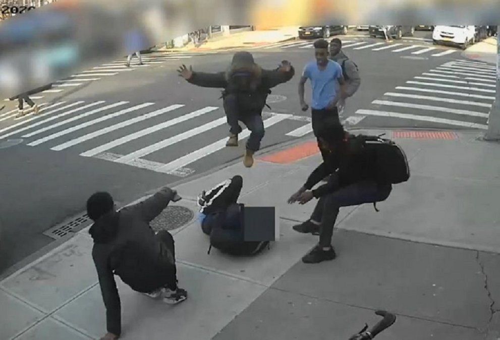 Brutal golpiza de 20 adolescentes a una joven de 15 años para robarle las zapatillas