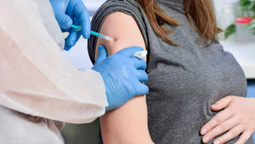 La vacunación contra el VSR para personas gestantes otorga protección contra la bronquiolitis durante los primeros meses de vida.