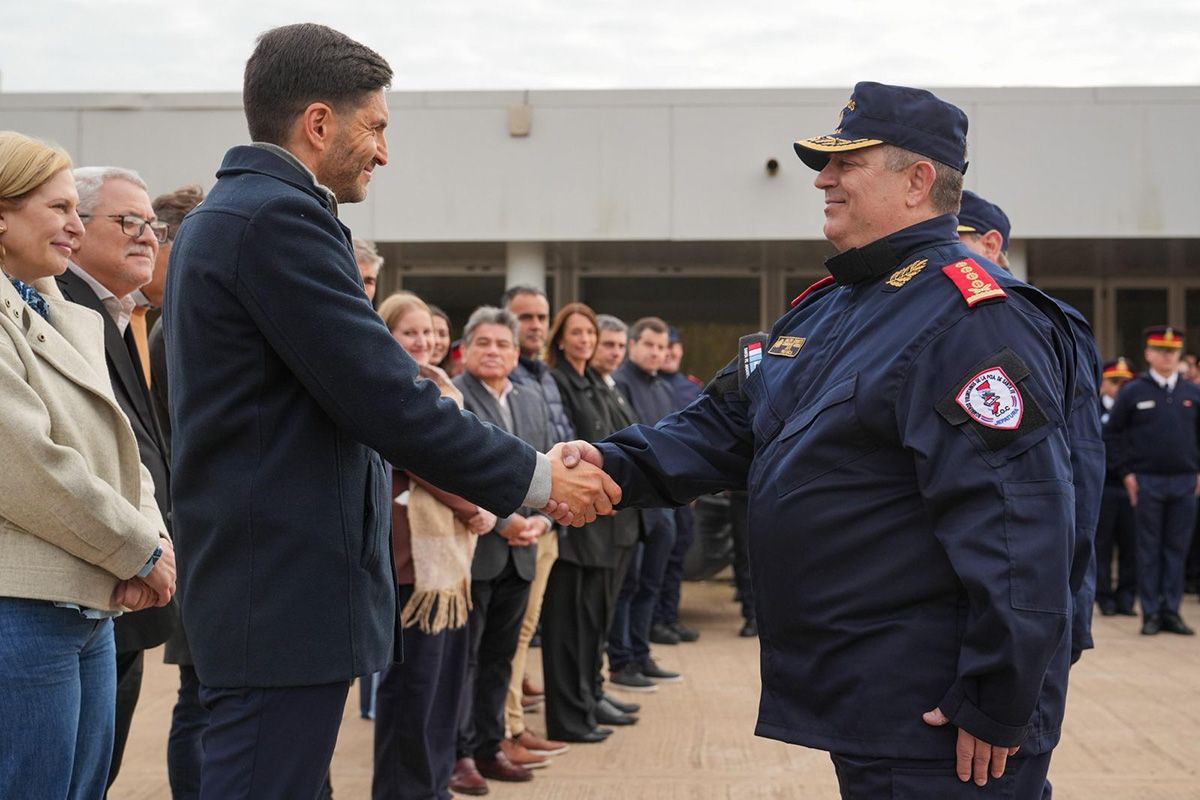 Pullaro en el Día del Bombero Voluntario: "Sentimos orgullo por ustedes y por eso invertimos para que sean los más preparados y equipados de la Argentina" Pullaro en el Día del Bombero Voluntario: "Sentimos orgullo por ustedes y por eso invertimos para que sean los más preparados y equipados de la Argentina"