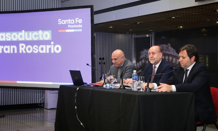 El gobernador de la provincia de Santa Fe, Omar Perotti, encabezó la presentación de la obra del Gasoducto Gran Rosario. El gobernador de la provincia de Santa Fe, Omar Perotti, encabezó la presentación de la obra del Gasoducto Gran Rosario.