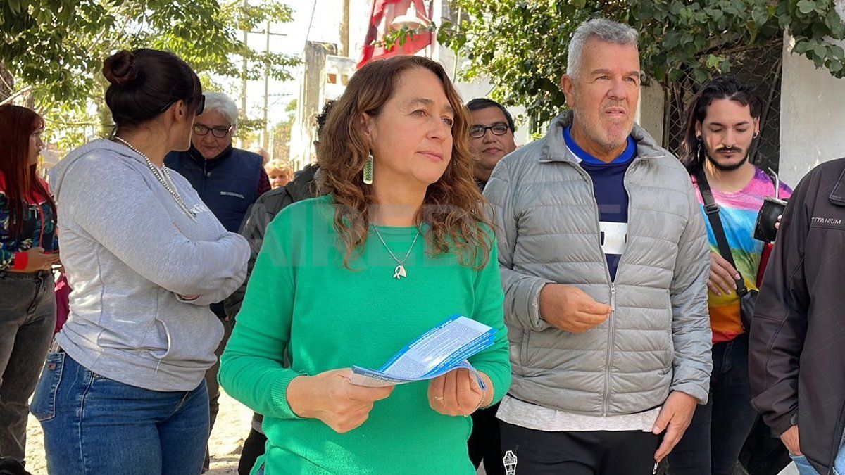 Ana Ingaramo junto a Dady Brieva en barrio Santa Rosa de Lima.