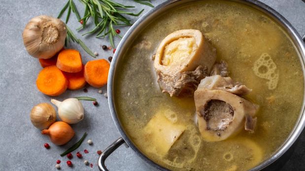 La receta fácil y nutritiva para hacer caldo de huesos en casa.
