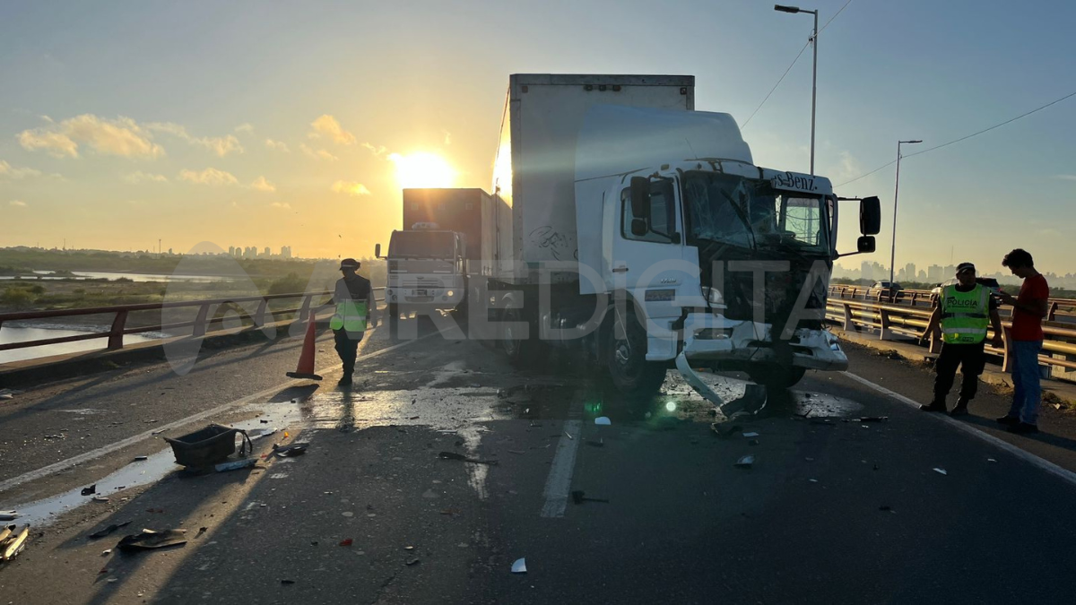 En la Autopista Rosario-Santa Fe, un choque entre dos camiones generó complicaciones en el tránsito.