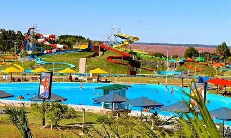 La ciudad de Federación permite que los turistas puedan disfrutar de la naturaleza y de sus termas. La ciudad de Federación permite que los turistas puedan disfrutar de la naturaleza y de sus termas.