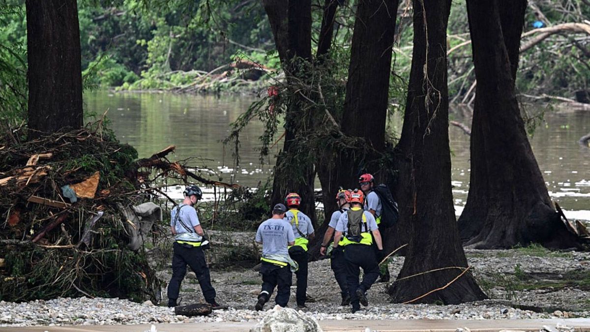 El río Guadalupe subió casi ocho metros en menos de una hora y la posterior inundación se llevó por delante casas móviles, vehículos y cabañas veraniegas. El río Guadalupe subió casi ocho metros en menos de una hora y la posterior inundación se llevó por delante casas móviles, vehículos y cabañas veraniegas.