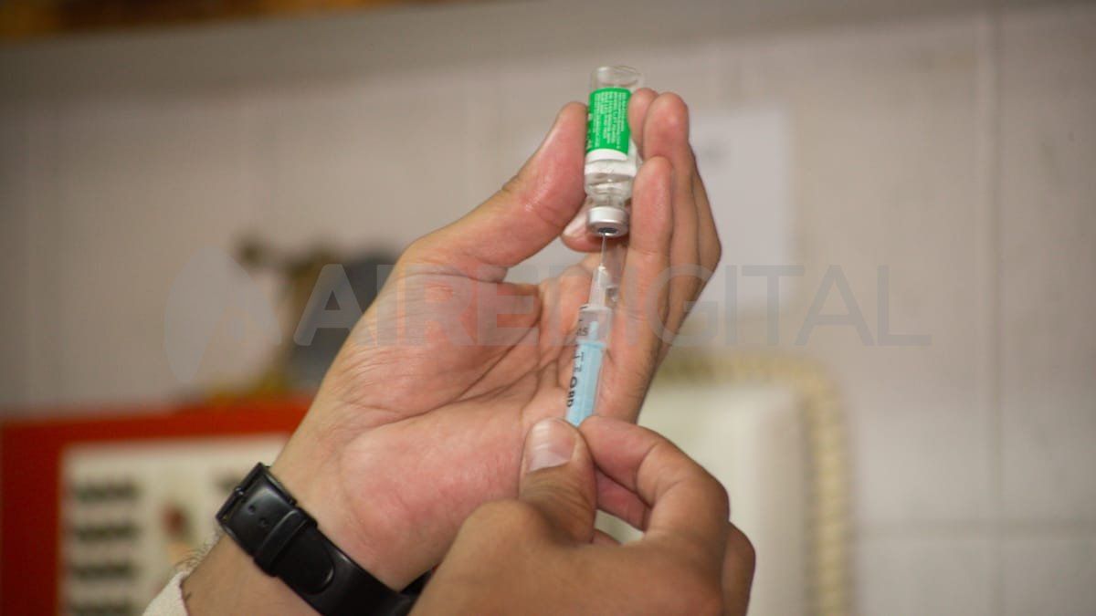 Hay evidencia actual de que la vacuna Covishield de AstraZeneca pasa de un poder de protección del 55% cuando la segunda dosis se coloca al mes, y se incrementa al 75% o más cuando las inoculaciones se separan por 12 semanas a tres meses.