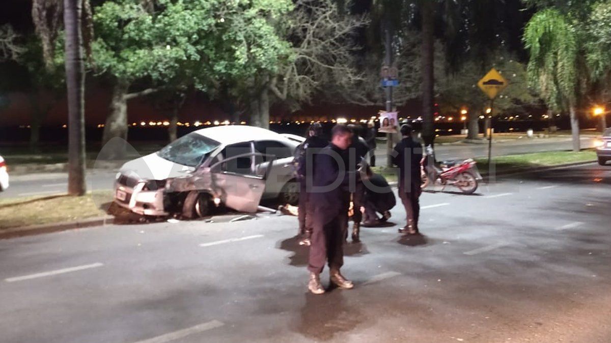 El conductor perdió el control del auto e impactó contra los árboles del cantero central de la Costanera.&nbsp;