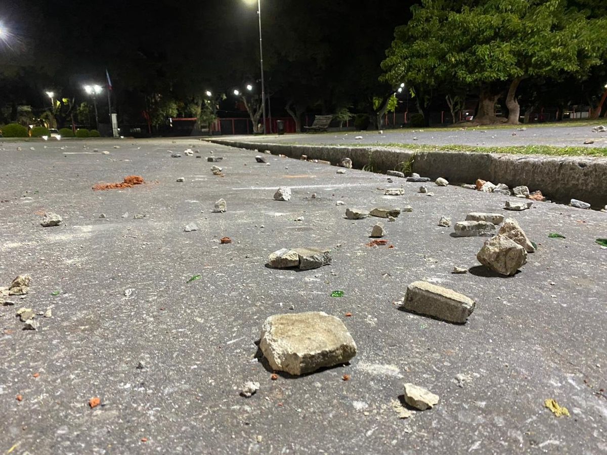Los restos del enfrentamiento entre barras en las inmediaciones al estadio. Los restos del enfrentamiento entre barras en las inmediaciones al estadio.
