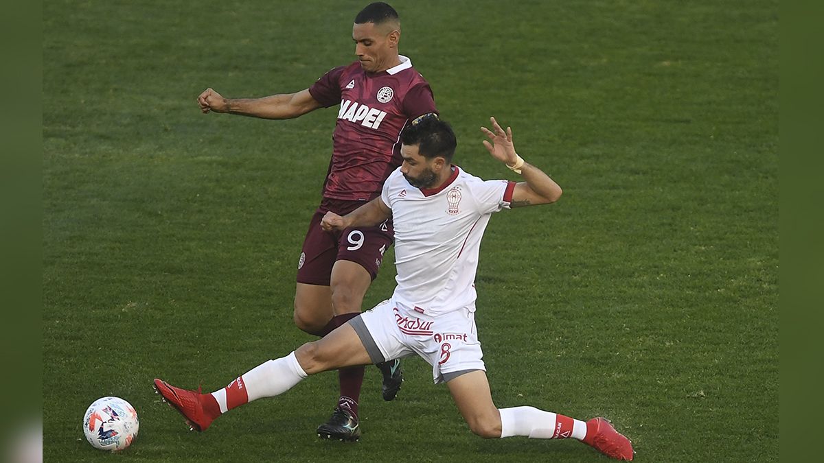 Lanús le ganó sobre la hora a Huracán y llegó a la punta
