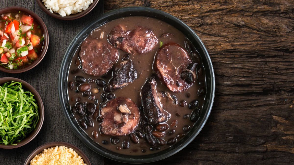 En muchos casos, la feijoada se complementa con arroz y otros ingredientes. En muchos casos, la feijoada se complementa con arroz y otros ingredientes.