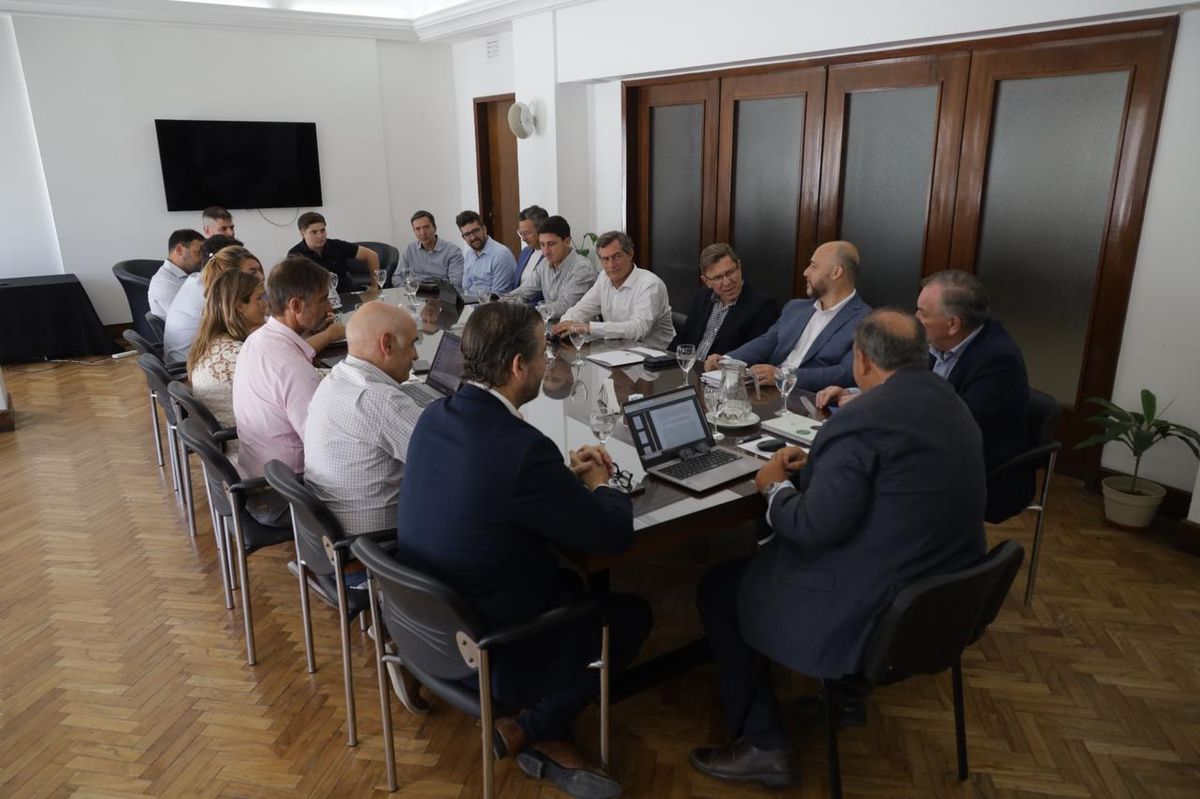 La reunión se realizó este jueves en la Municipalidad de Santa Fe.