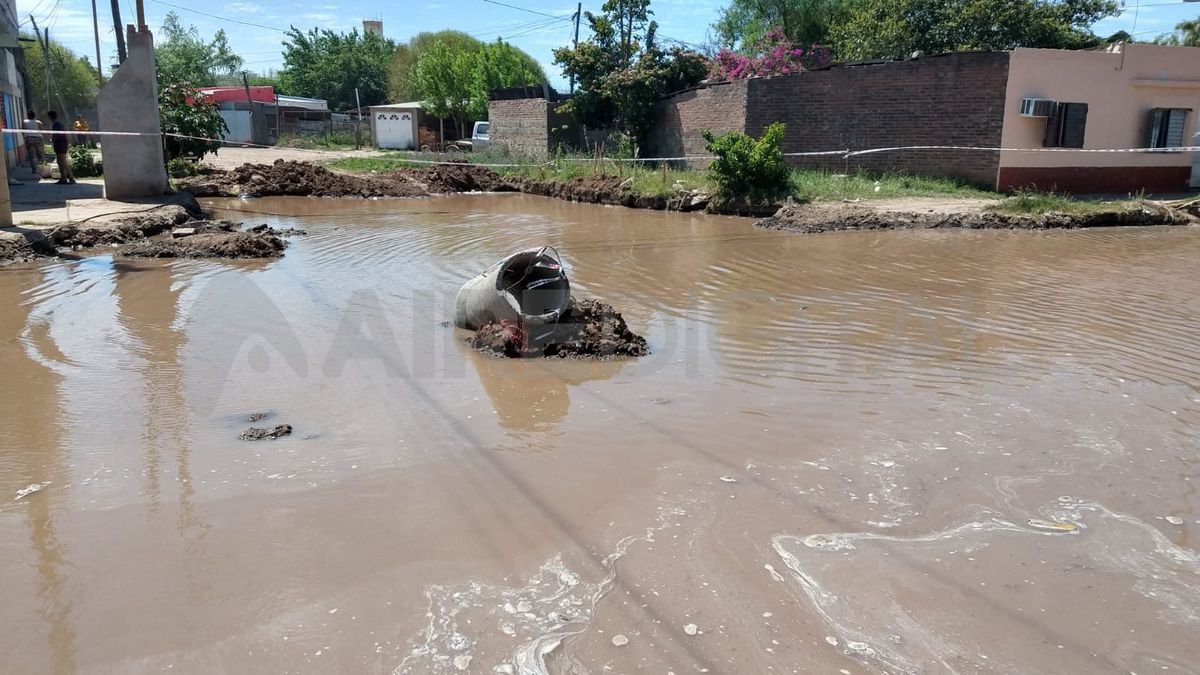 Realizaron un levantamiento de tierra para que el agua no llegue al avance de la construcción de la calle que se está realizando. 
