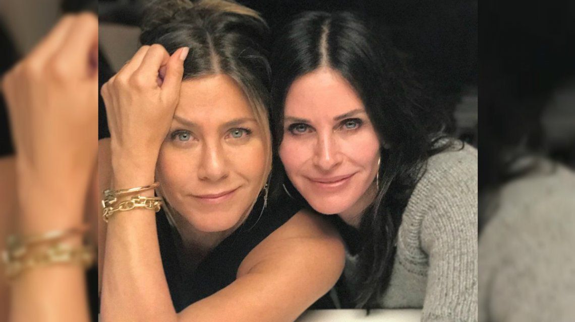 ¡Tremendo! Jennifer Aniston y Courteney Cox tuvieron que aterrizar de emergencia