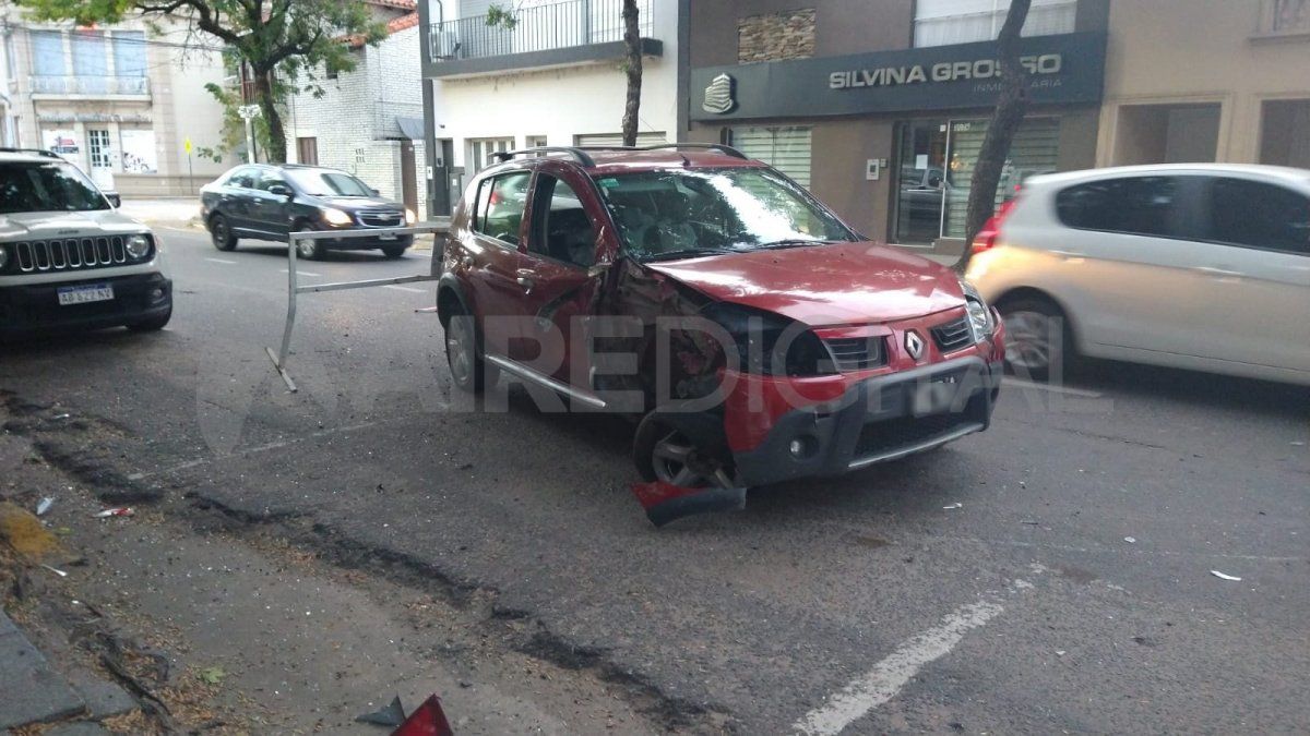 El conductor del automóvil fue identificado como Daniel Felipe Catalán de 64 años domiciliado en el Fonavi San Jerónimo de la ciudad de Santa Fe.
